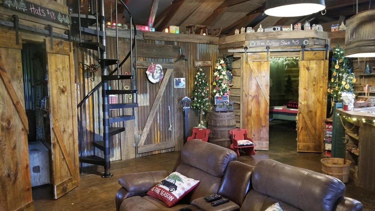 Rural Life On A Real Christmas Tree Farm! Hallmark Experience! Ozark Buitenkant foto